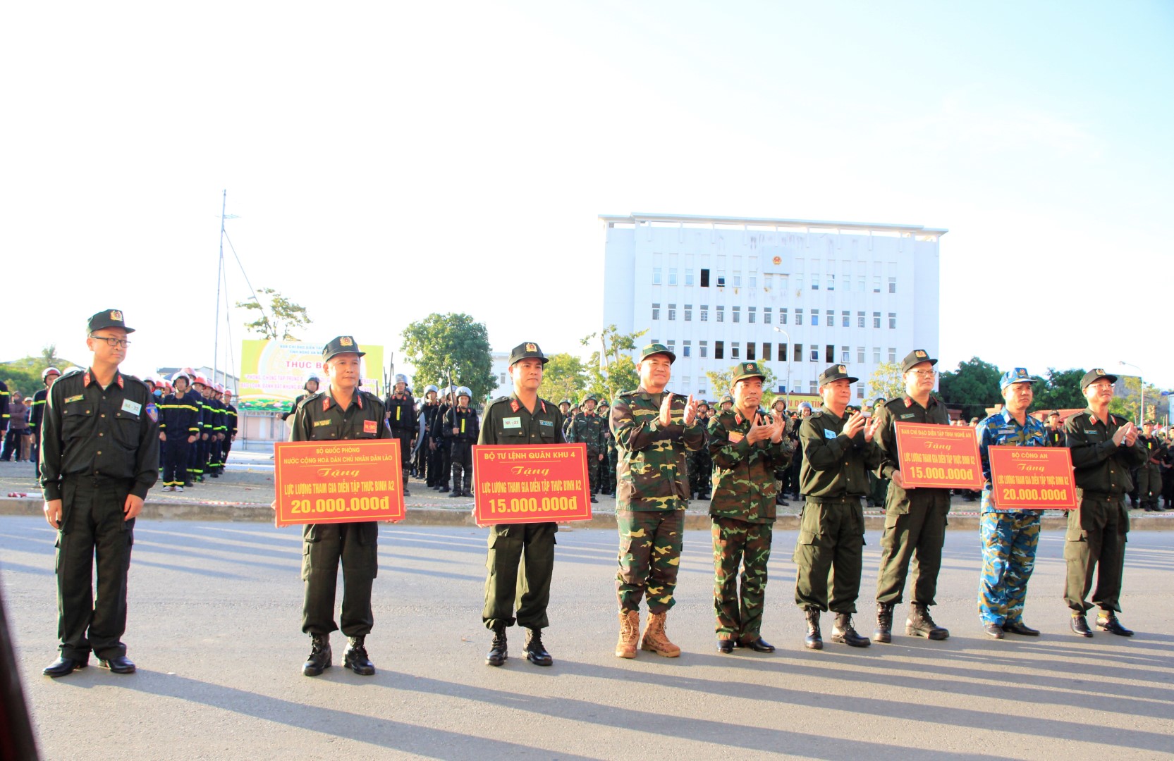 Các đồng chí đại biểu chúc mừng thành công của buổi diễn tập