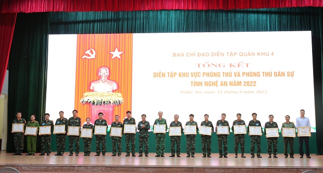 8. Bí thư Tỉnh ủy Nghệ An Thái Thanh Quý trao tặng Bằng khen cho các tập thể có thành tích xuất sắc trong diễn tập khu vực phòng thủ
