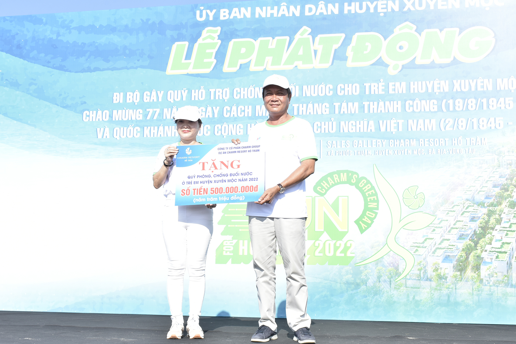Bà Liêu Thị Phượng, Tổng Giám đốc Charm Group, trao bảng tượng trưng số tiền 500 triệu đồng gây quỹ phòng chống đuối nước cho trẻ em huyện Xuyên Mộc
