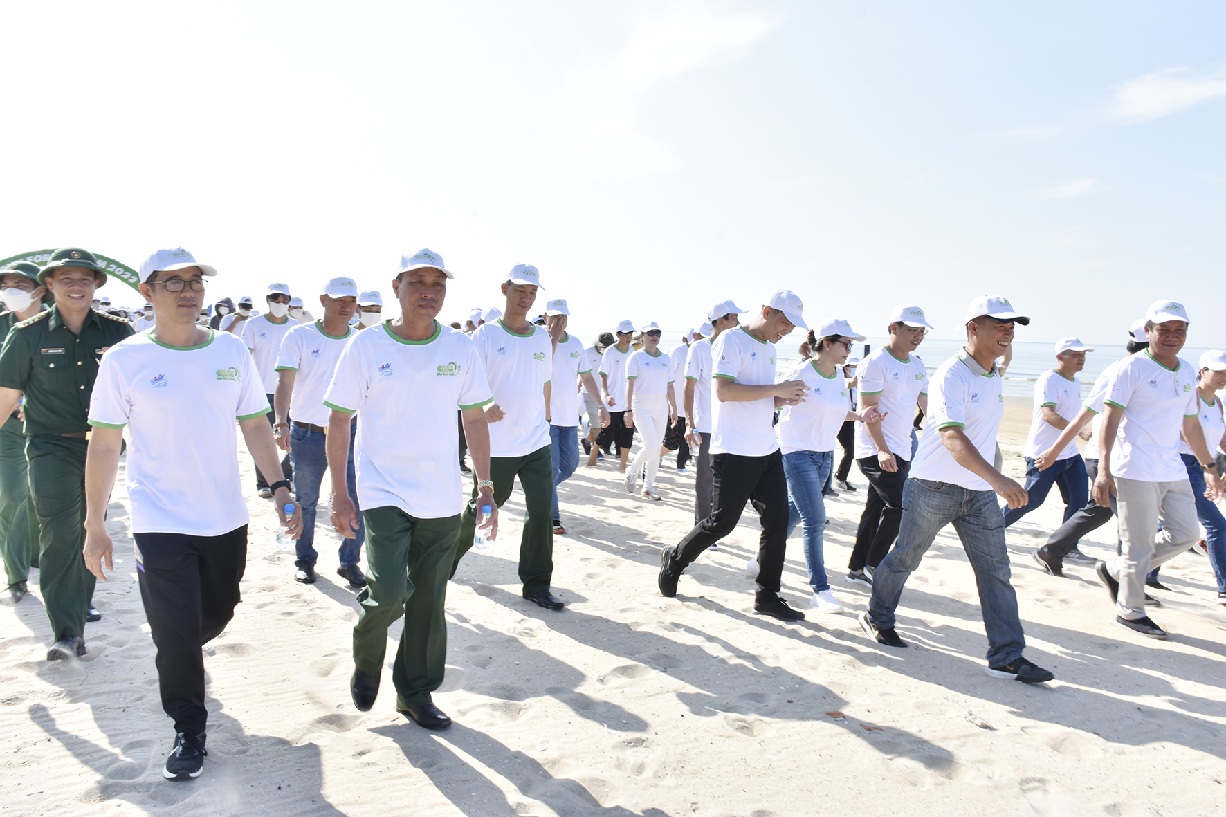 Công chức, viên chức, lực lượng vũ trang, học sinh và nhân dân huyện Xuyên Mộc đi bộ dọc tuyến biển Hồ Tràm. 