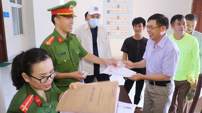 Niềm vui của cán bộ Trại Tạm giam và các phạm nhân được đặc xá trở về với cộng đồng