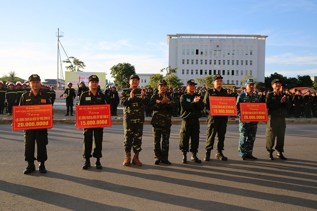 Lãnh đạo Quân khu 4, Bộ Công an, Bộ Quốc Phong, tỉnh Nghệ An tặng quà động viên các lực lượng tham gia diễn tập