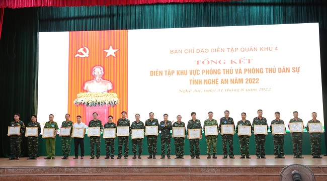 Trao Bằng khen của UBND tỉnh cho Phòng Hậu cần và Phòng Cảnh sát cơ động Công an tỉnh