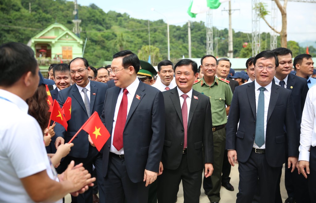 Đồng chí Chủ tịch Quốc hội Vương Đình Huệ cùng các đồng chí lãnh đạo Bộ, Ban, Ngành Trung ương đến dự lễ khai giảng và khánh thành trường THPT Kỳ Sơn. Cùng đi có đồng chí Thiếu tướng Phạm Thế Tùng, Ủy viên Ban Thường vụ Tỉnh ủy, Giám đốc Công an tỉnh Nghệ An