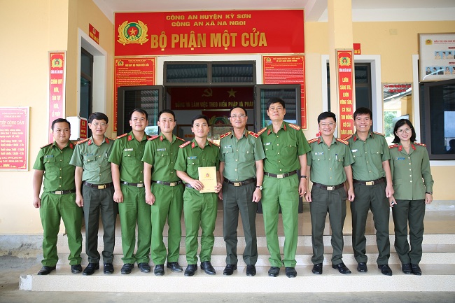 Giám đốc Công an tỉnh tặng quà cho Công an xã Na Ngoi