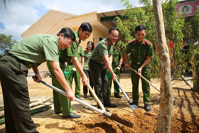 Giám đốc Công an tỉnh cùng đoàn công tác trồng cây lưu niệm tại trụ sở Công an xã Na Ngoi