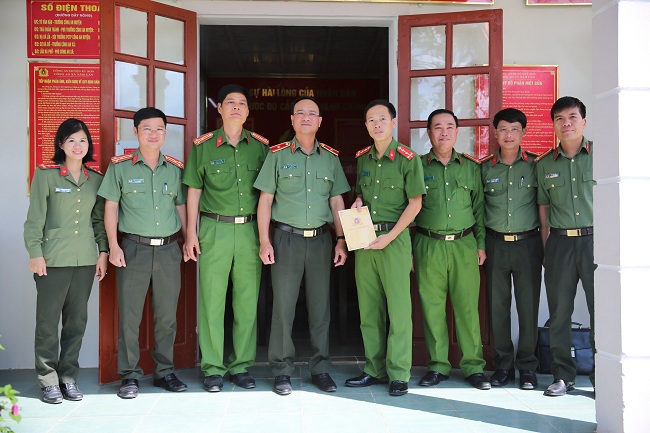 Giám đốc Công an tỉnh tặng quà cho Công an xã Nâm Càn