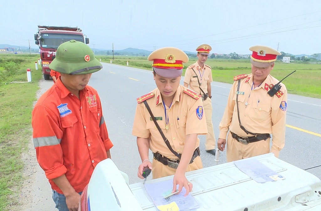 Lập biên bản xử phạt trường hợp vi phạm chở hàng quá tải 