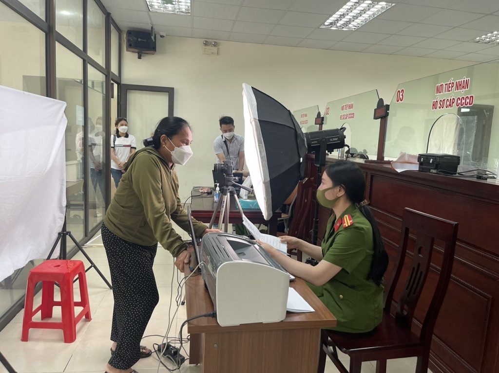 Trong dịp nghỉ lễ có rất nhiều người dân đến bộ phận một cửa Công an tỉnh Nghệ An làm thủ tục cấp căn cước công dân