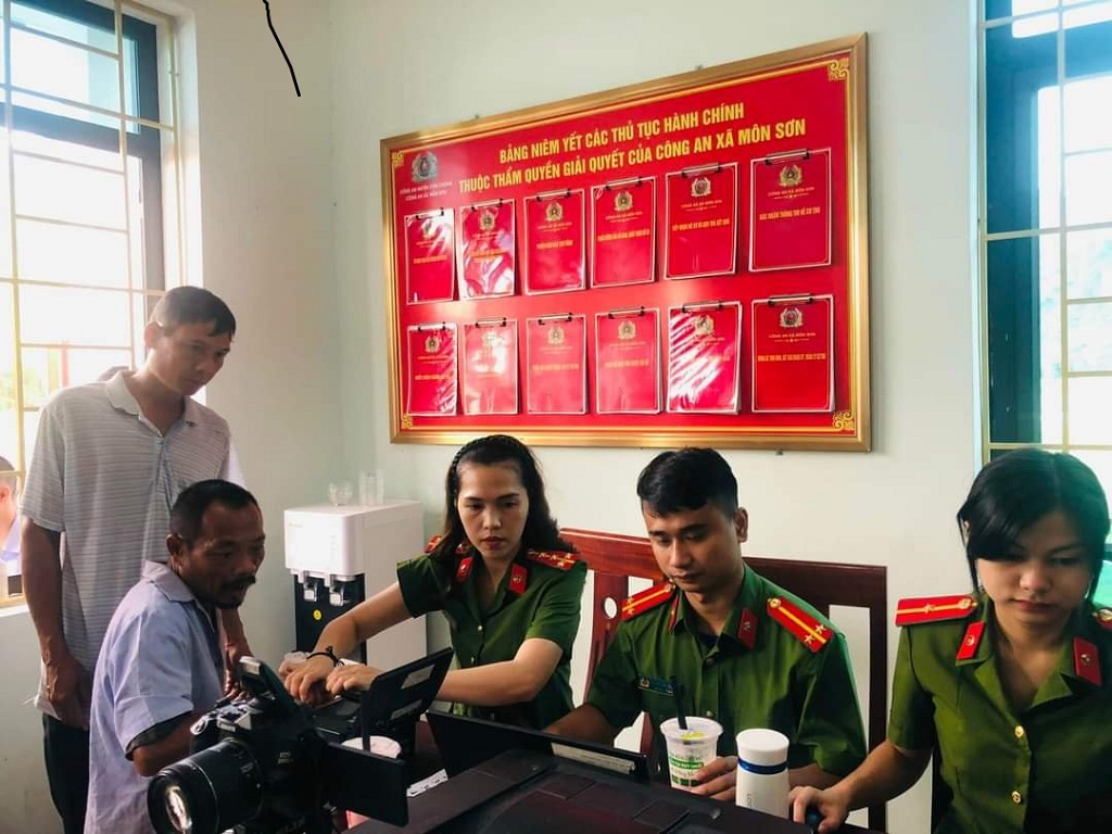 Tại trụ sở Công an các xã trên địa bàn có rất nhiều người dân đến làm thủ tục cấp căn cước công dân