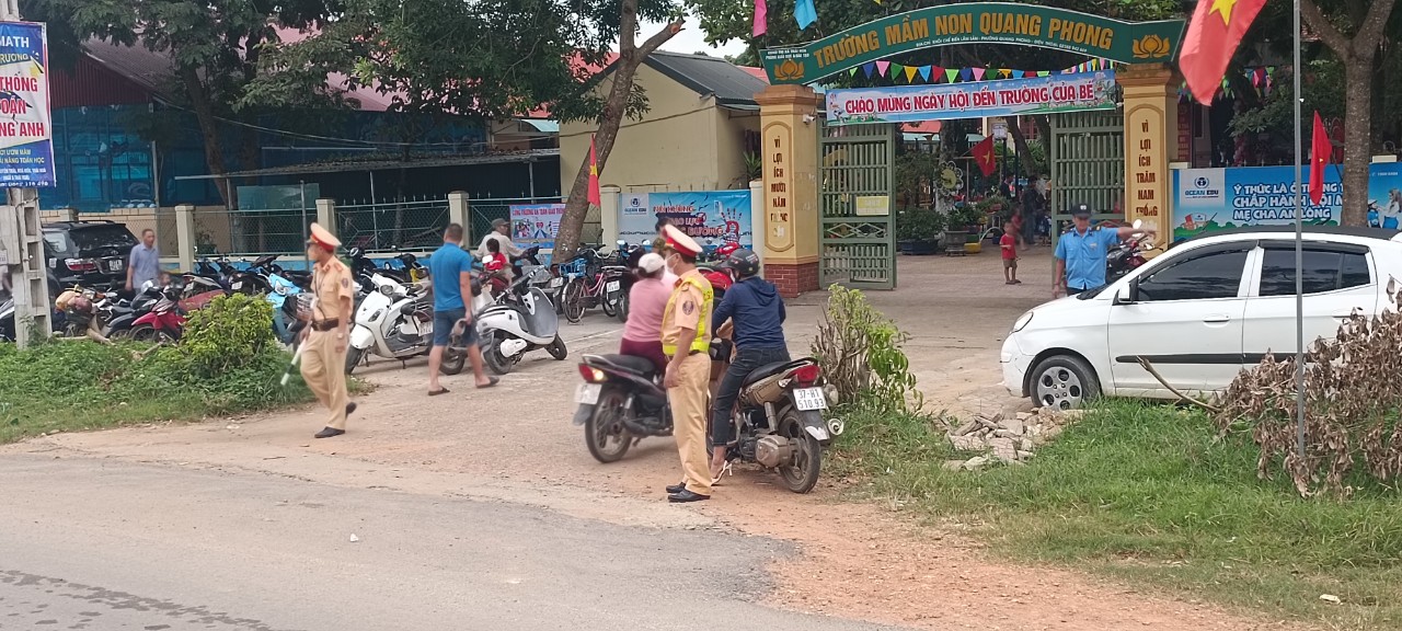 Tại địa bàn thị xã Thái Hòa, lực lượng Cảnh sát giao thông Công an thị xã cũng có mặt từ sáng sớm để điều tiết giao thông và  sắp xếp chỗ đỗ xe cho phụ huynh, học sinh và khách đến dự khai giảng