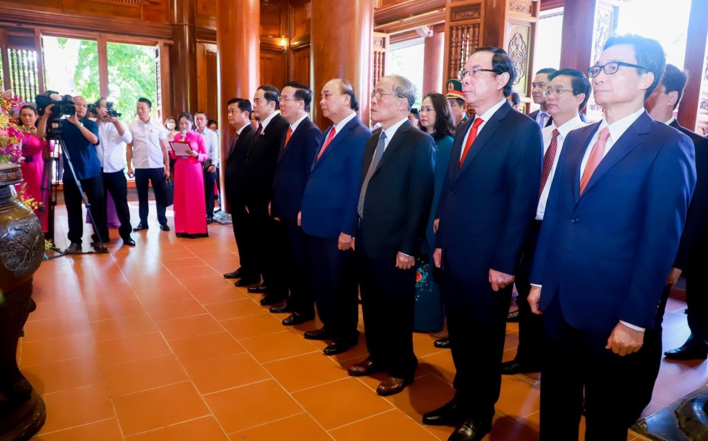 Các đồng chí Lãnh đạo, nguyên Lãnh đạo Đảng, Nhà nước, tỉnh Nghệ An và các đại biểu tưởng niệm Chủ tịch Hồ Chí Minh