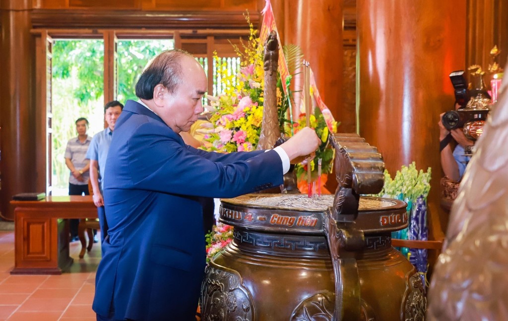 Đồng chí Chủ tịch nước Nguyễn Xuân Phúc dâng hương tưởng niệm Chủ tịch Hồ Chí Minh