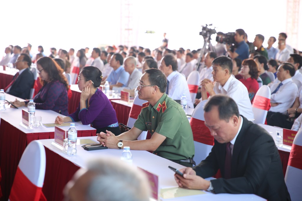 Đồng chí Thiếu tướng Phạm Thế Tùng, Giám đốc Công an tỉnh và các đại biểu dự Lễ kỷ niệm