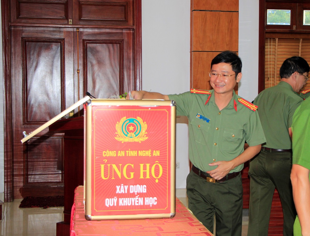 Các đồng chí Lãnh đạo Công an tỉnh ủng hộ Quỹ khuyến học
