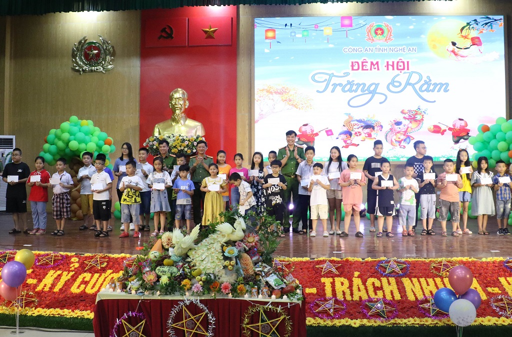 Các đồng chí Phó Giám đốc Công an tỉnh: Đại tá Cao Minh Huyền, Thượng tá Trần Ngọc Tuấn, Đại tá Nguyễn Duy Thanh tặng quà các cháu là con của cán bộ, chiến sĩ đạt thành tích cao trong học tập