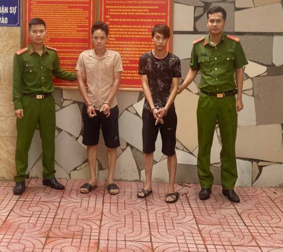 Hai đối tượng Nguyễn Văn Giang (áo đen) và Nguyễn Văn Hòa