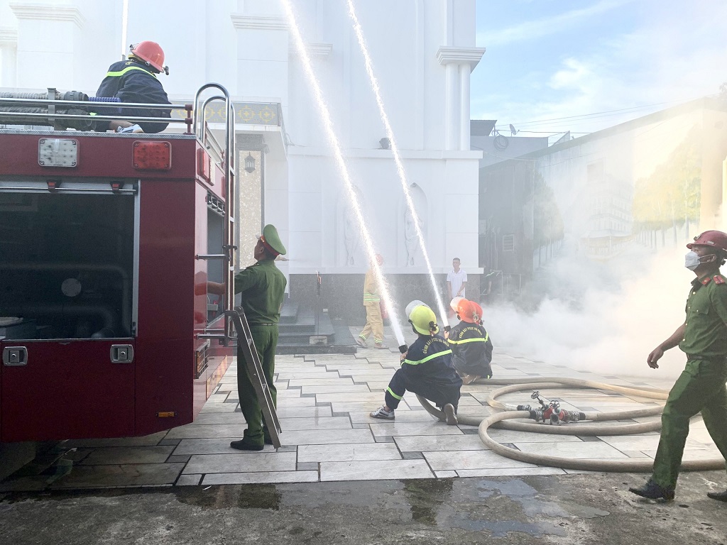Lực lượng PCCC cơ sở phối hợp với lực lượng PCCC&CNCH Công an tỉnh triển khai dập đám cháy theo tình huống diễn tập giả định