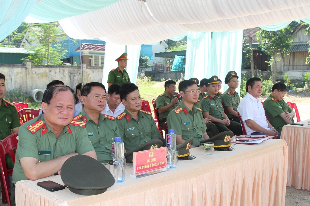 Đồng chí Thượng tá Trần Ngọc Tuấn, Phó Giám đốc Công an tỉnh và các đại biểu tham dự Lễ khởi công nhà làm việc Công an xã Châu Phong, huyện Quỳ Châu