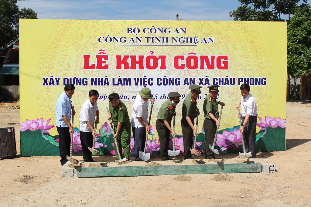 Đồng chí Thượng tá Trần Ngọc Tuấn, Phó Giám đốc Công an tỉnh phát biểu tại Lễ khởi công nhà làm việc Công an xã Châu Phong, huyện Quỳ Châu