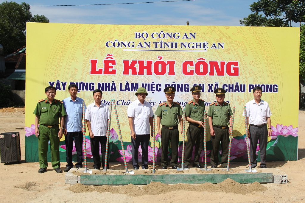 Các đại biểu chụp hình lưu niệm tại xã Châu Phong, huyện Quỳ Châu