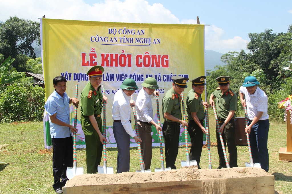 Các đại biểu thực hiện nghi lễ khởi công nhà làm việc Công an xã Châu Kim, huyện Quế Phong