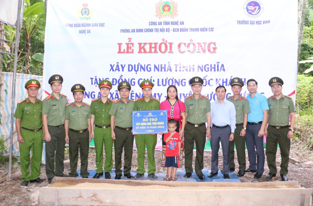 Đồng chí Đại tá Lê Văn Thái, Phó Giám đốc Công an tỉnh cùng đại diện Công đoàn ngành Giáo dục và đào tạo Nghệ An, Trường Đại học Vinh và lãnh đạo các đơn vị trong Công an tỉnh trao quà cho gia đình đồng chí Đại úy Lương Quốc Khánh