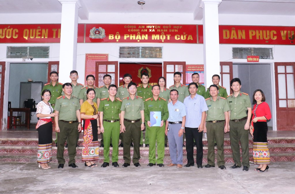 Đồng chí Đại tá Lê Văn Thái cùng đoàn công tác chụp ảnh lưu niệm với Công an xã Nam Sơn và đại diện chính quyền địa phương