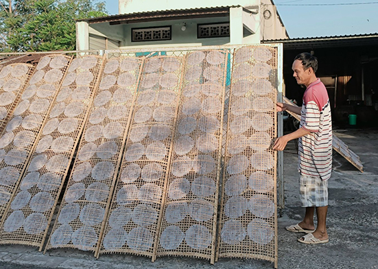 Nghề làm bánh tráng An Ngãi là làng nghề truyền thống đầu tiên được UBND tỉnh công nhận.