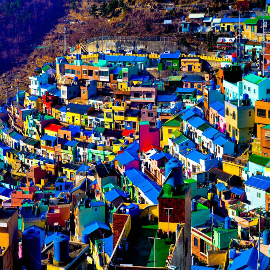 Ngôi làng sắc màu Gamcheon thu hút đông đảo du khách.