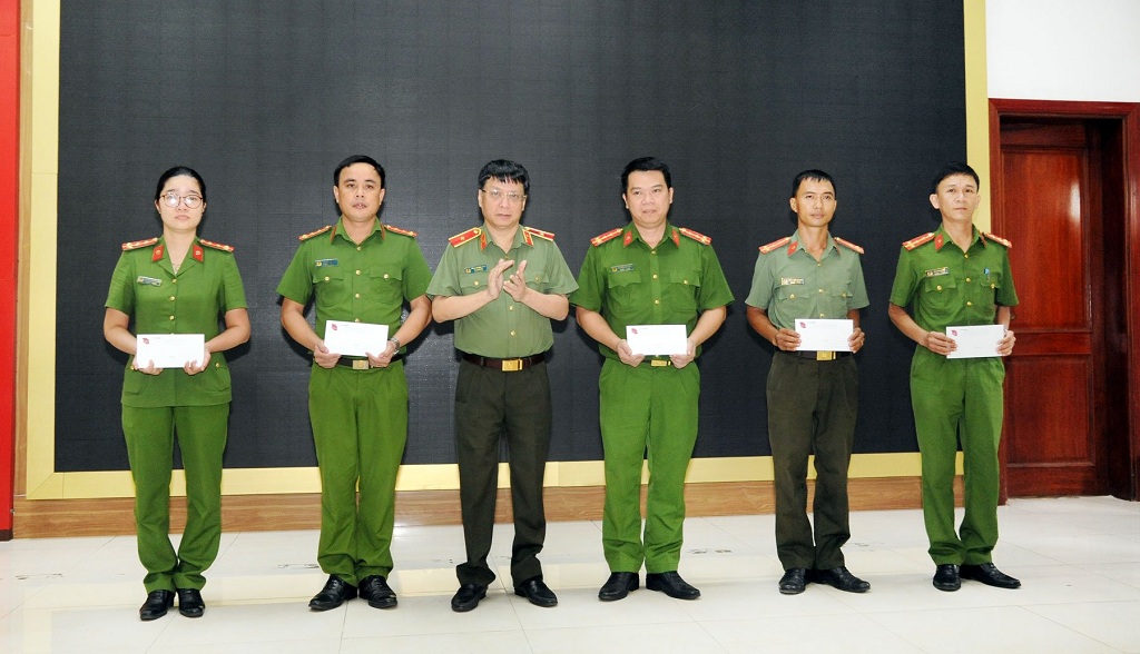 Đồng chí Thiếu tướng Phạm Quang Khải trao các suất quà cho CBCS có hoàn cảnh khó khăn