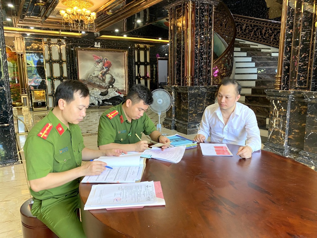 Phòng Cảnh sát PCCC và CNCH kiểm tra an toàn PCCC và CNCH tại một cơ sở karaoke trên địa bàn thành phố Vinh