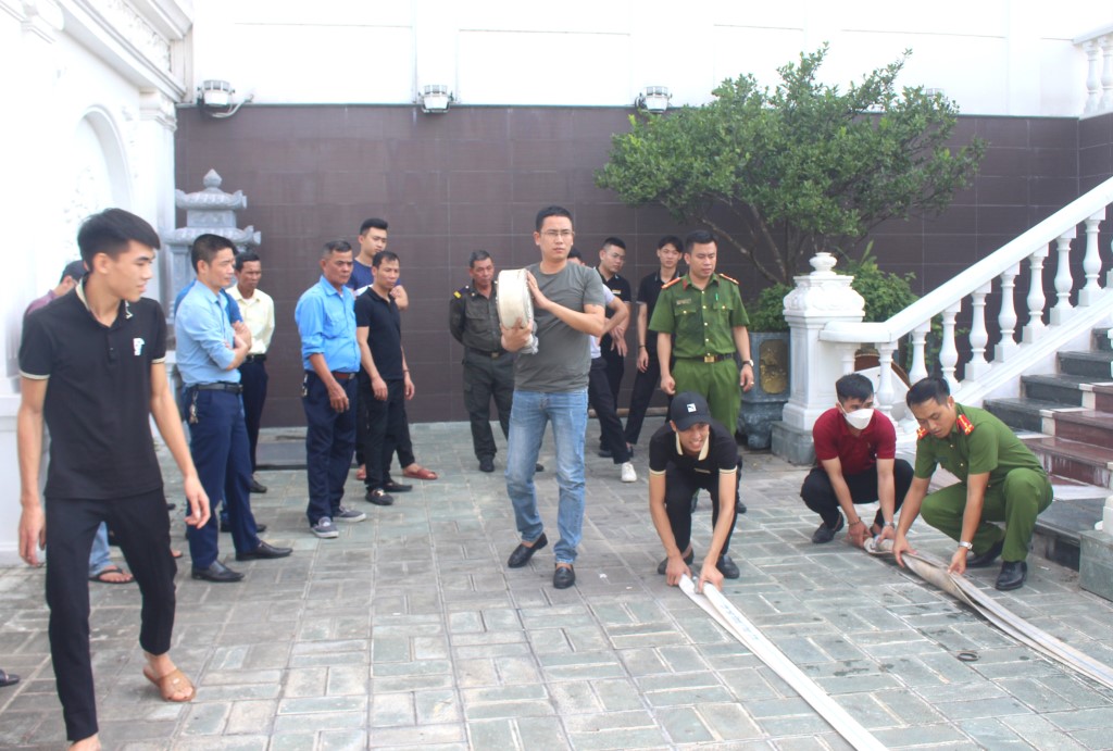 Cùng với công tác kiểm tra, chỉ đạo khắc phục tồn tại, Công an tỉnh đã tổ chức 215 buổi tuyên truyền, 41 lớp huấn luyện nghiệp vụ PCCC cho những người đứng đầu cơ sở, đội viên đội PCCC cơ sở và người làm việc tại các cơ sở kinh doanh dịch vụ karaoke, vũ trường với hơn 1.235 lượt người tham gia. Hướng dẫn 100% cơ sở xây dựng, chỉnh lý phương án chữa cháy theo quy định; đồng thời, hướng dẫn cơ sở tự tổ chức 425 phương án chữa cháy tại vũ trường, quán karaoke và các cơ sở vui chơi, giải trí khác trên địa bàn tỉnh