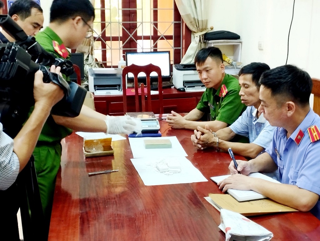Cơ quan chức năng kiểm tra tang vật thu giữ 