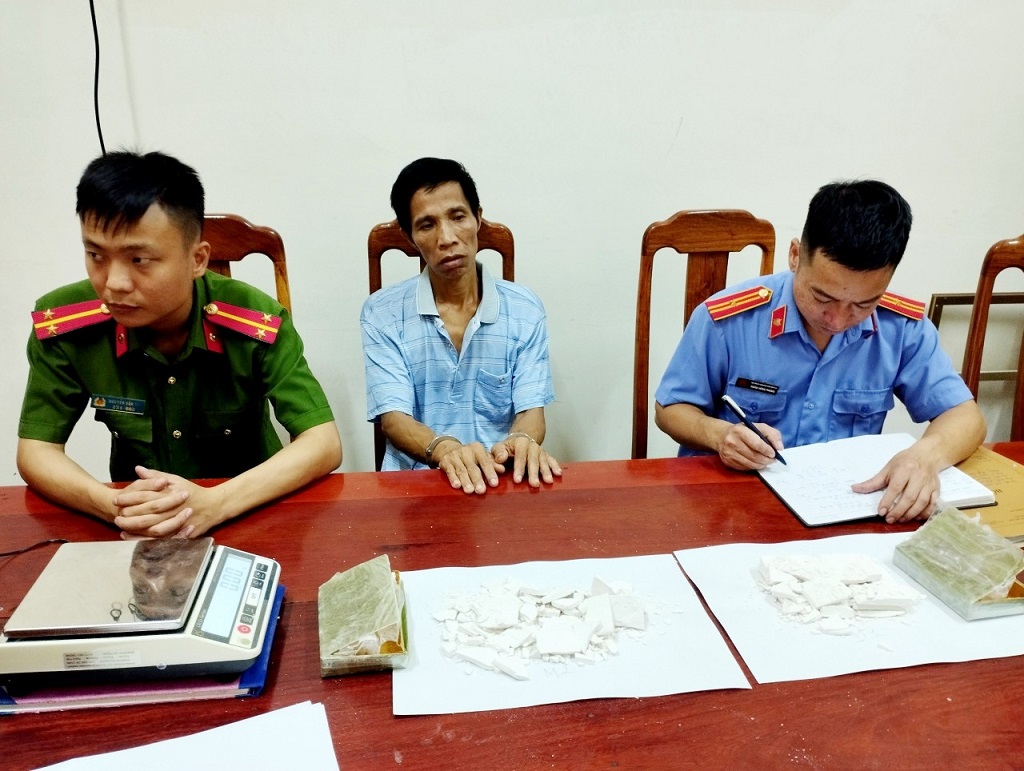 Cơ quan chức năng kiểm tra tang vật thu giữ 
