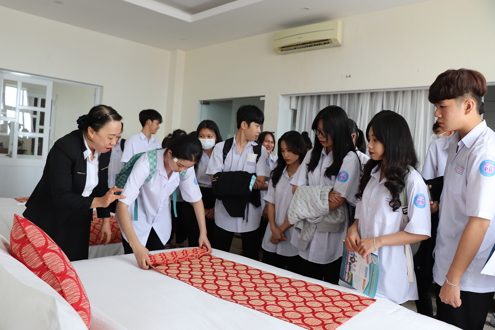 Các em học sinh Trường THPT Phước Bửu trải nghiệm thực tế nghề tại Trường CĐ Du lịch Vũng Tàu.