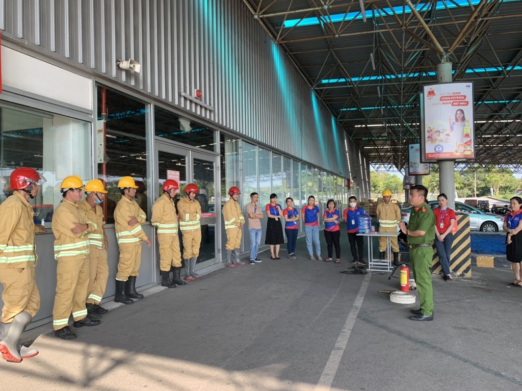 Diễn tập phương án chữa cháy tại Siêu thị MM Mega Market Vinh