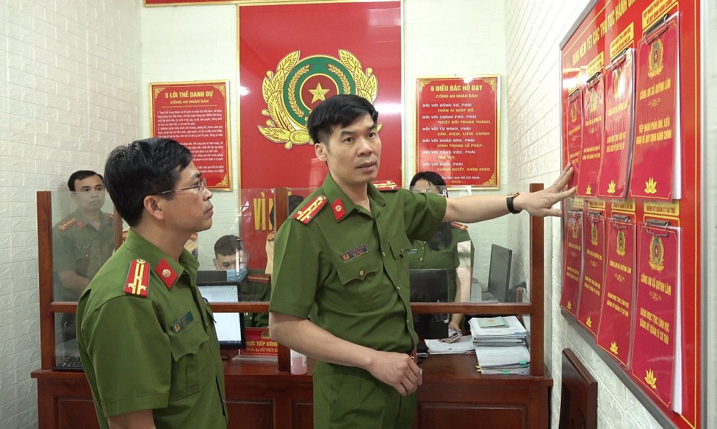 Đồng chí Đại tá Cao Minh Huyền, Phó Giám đốc Công an tỉnh kiểm tra công tác chuẩn bị phân cấp đăng ký xe tại Công an xã Quỳnh Lâm (huyện Quỳnh Lưu) - ảnh: Vương Linh