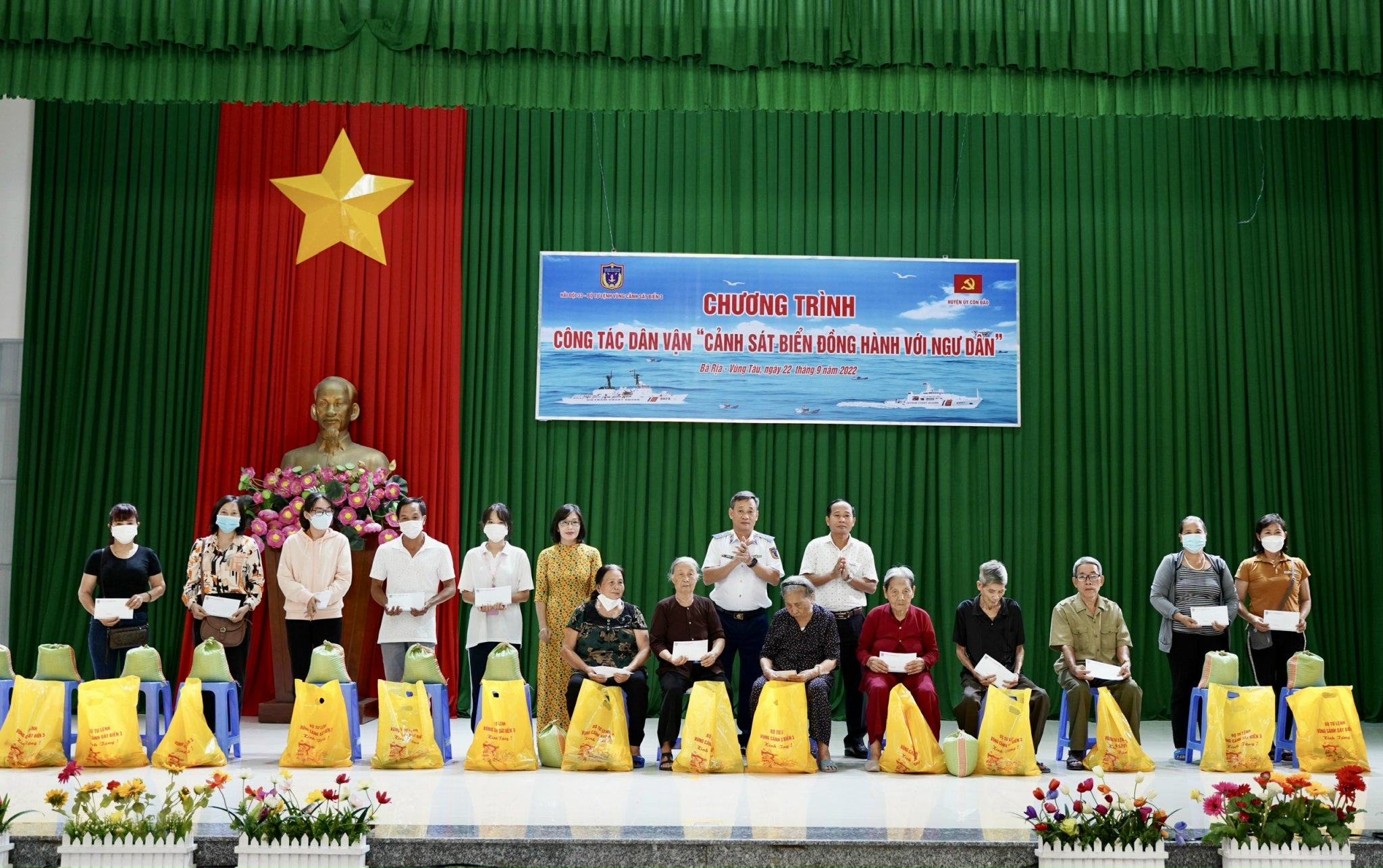 Thiếu tướng Đỗ Hồng Đó, Chính uỷ Bộ Tư lệnh Vùng Cảnh sát biển 3 cùng lãnh đạo huyện Côn Đảo tặng quà cho các gia đình chính sách tại huyện Côn Đảo.