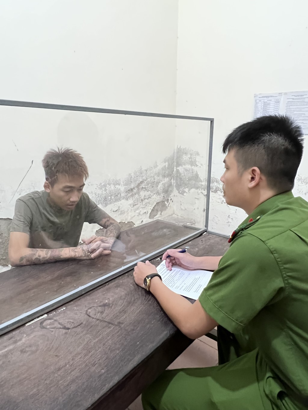 Cán bộ Đội Cảnh sát hình sự Công an thành phố ghi lời khai đối tượng Phạm Duy Đạt, người trực tiếp chém làm ông V. thương tích 