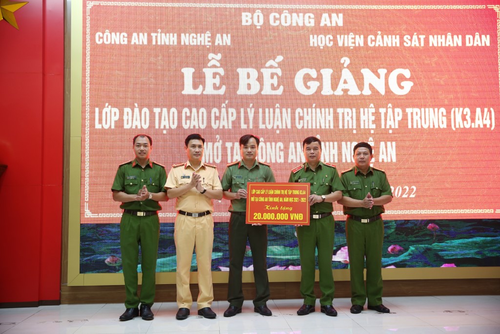 Ban tổ chức lớp học tặng quà ủng hộ quỹ khuyến học của Học viện CSND