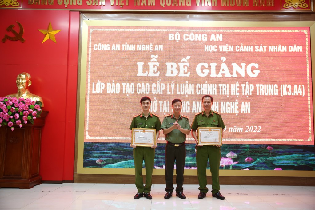 Đồng chí Thượng tá Trần Ngọc Tuấn, Phó Giám đốc Công an tỉnh Nghệ An trao tặng Giấy khen của Giám đốc Công an tỉnh Nghệ An cho 02 cán bộ Học viện Cảnh sát nhân dân có thành tích xuất sắc trong quá trình tổ chức, quản lý lớp học