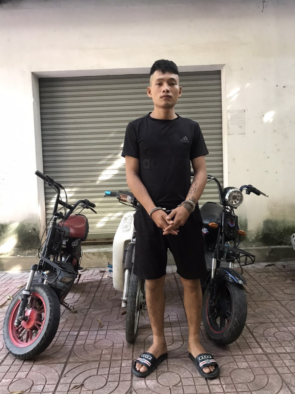 Đối tượng Vi Văn Mạnh cùng tang vật