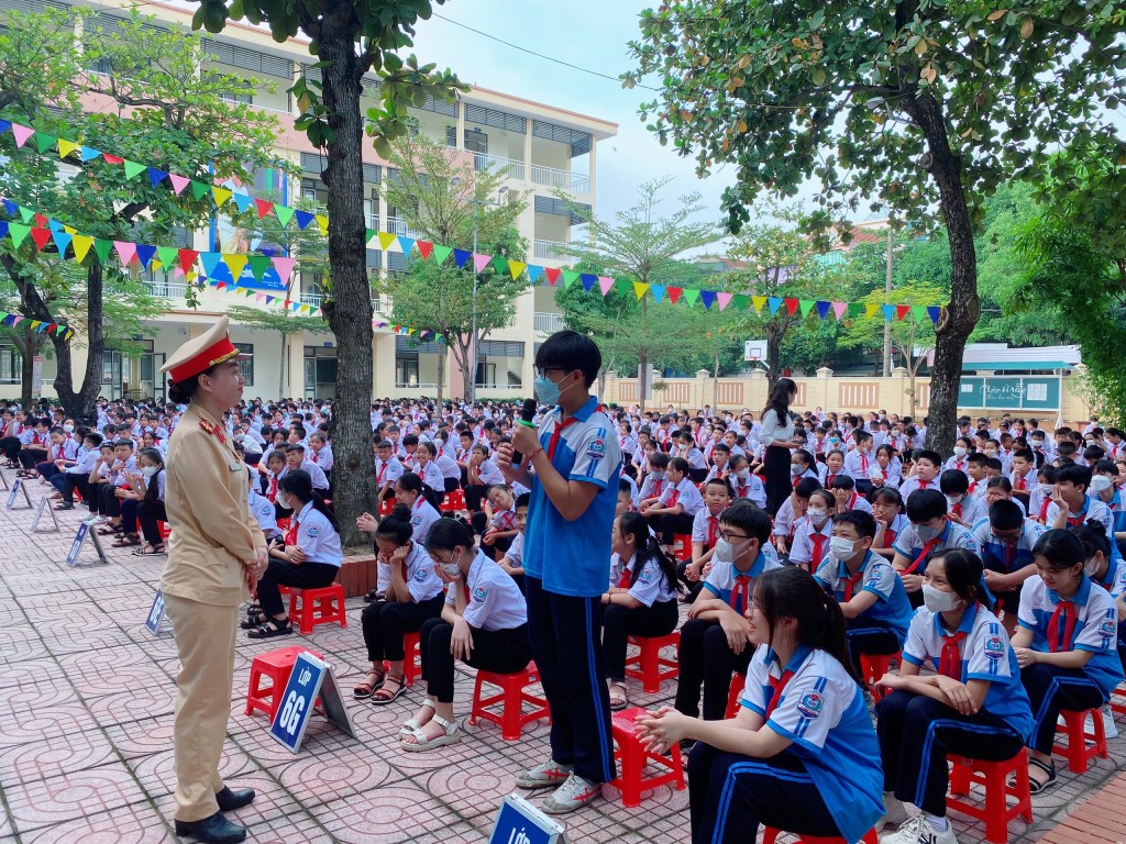 Học sinh Trường THCS Vinh Tân hào hứng tham gia trả lời các câu hỏi giao lưu về ATGT