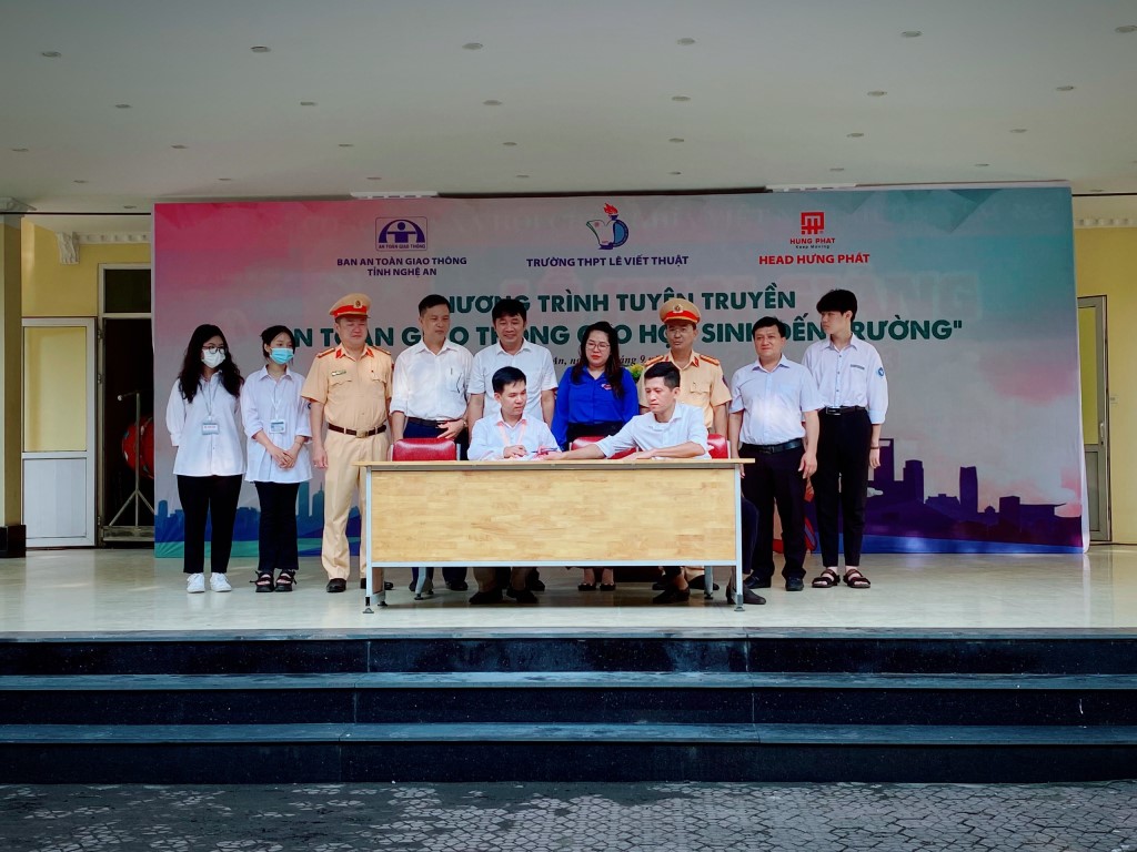 Đội Cảnh sát giao thông - trật tự phối hợp với Ban ATGT tỉnh tổ chức ký cam kết chấp hành pháp luật ATGT cho học sinh và Ban Giám hiệu Trường THPT Lê Viết Thuật