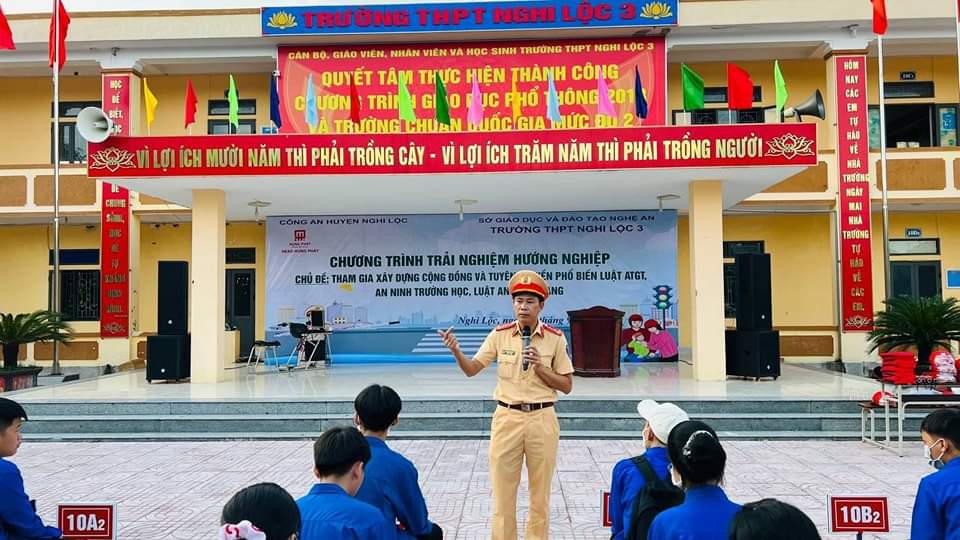 Chương trình trải nghiệm hướng nghiệp về pháp luật an toàn giao thông tại Trường THPT Nghi Lộc 3