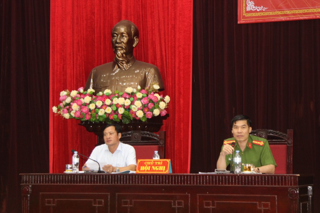 Đồng chí Đại tá Cao Minh Huyền - Phó Giám đốc Công an tỉnh và đồng chí Phạm Xuân Sánh - Phó Chủ tịch UBND huyện Diễn Châu chủ trì Hội nghị