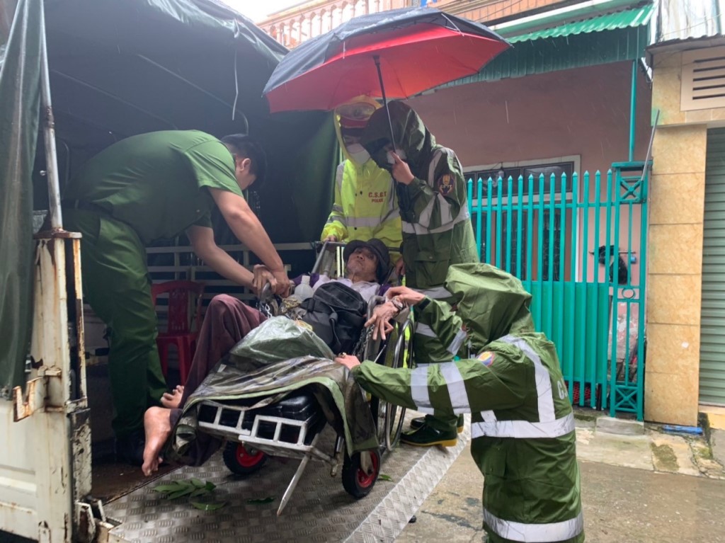 Lực lượng Công an giúp đỡ người khuyết tật di chuyển về nhà sau khi làm căn cước công dân