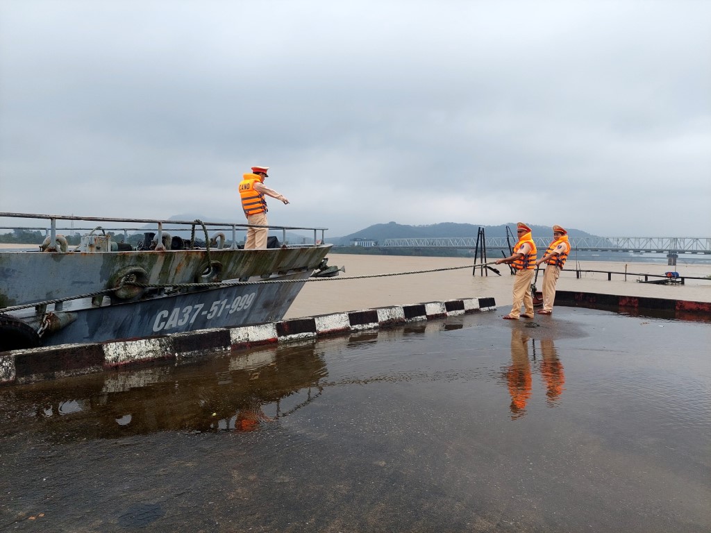 Lực lượng giao thông đường thủy tiếp tục kiểm tra và cố định các thuyền bè của người dân