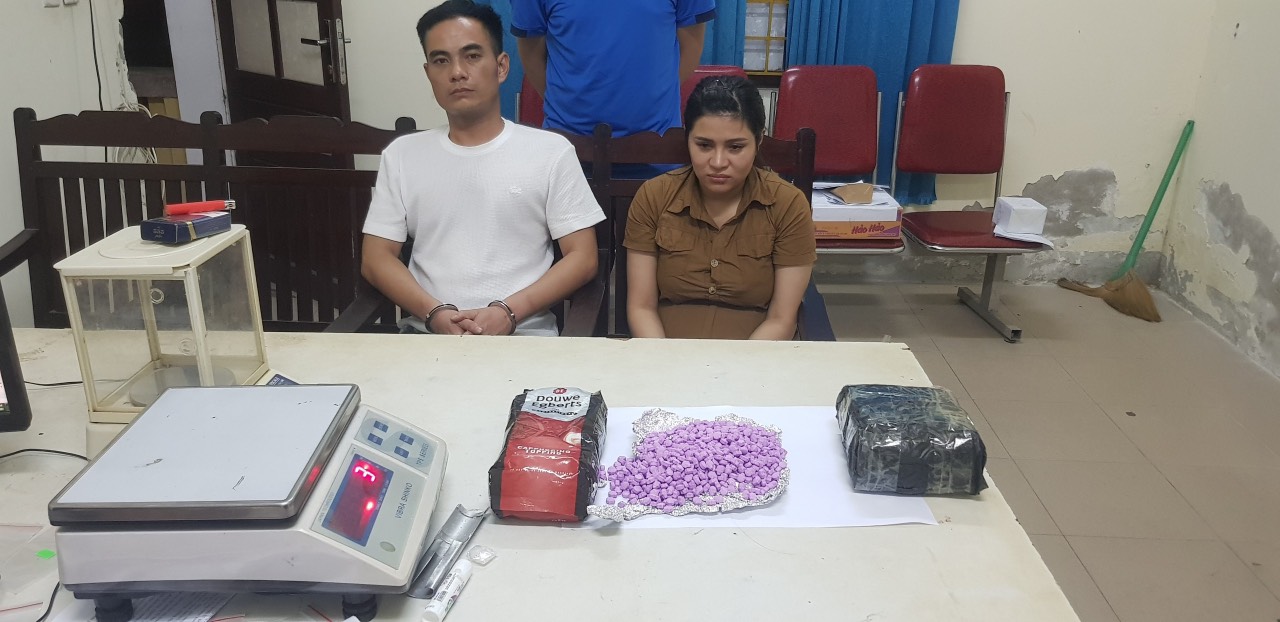 Đối tượng Đặng Danh Tuấn và đối tượng Võ Thị Giang và tang vật tại cơ quan công an 